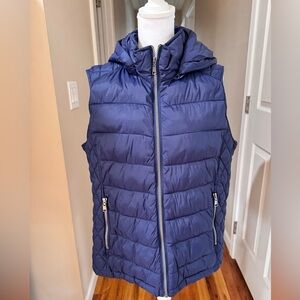 G.H. Bass Quilted Blue puffer vest Size XL. NWOT